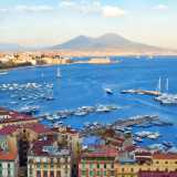 Golfo di Napoli � L'insenatura su cui si affaccia il capoluogo campano offre un suggestivo panorama dominato dal Vesuvio e dalle isole di Capri e Ischia. Caratterizzano il golfo la costa ricca di grotte e le antiche ville a ridosso del mare